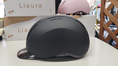髪型が乱れないヘルメット、Liaura入荷しました。男ってのは髪の量で決まるんじゃない、ハートで決まるんだ。とブルース・ウィリス兄貴が言っていた。