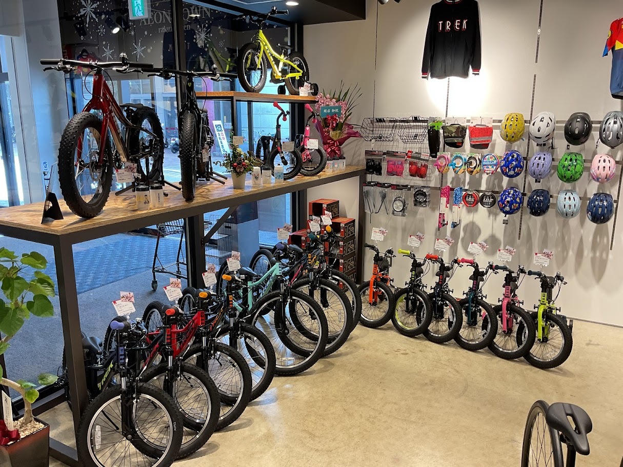 広島県の自転車店 バイシクルネコモト 楽々園店のショップ外観４